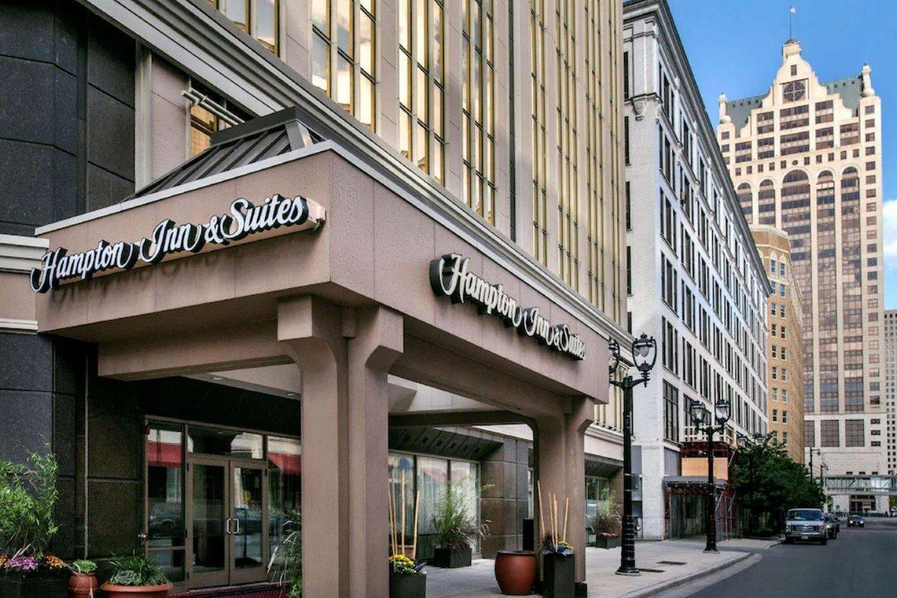 Hampton Inn & Suites Milwaukee Downtown Exterior photo