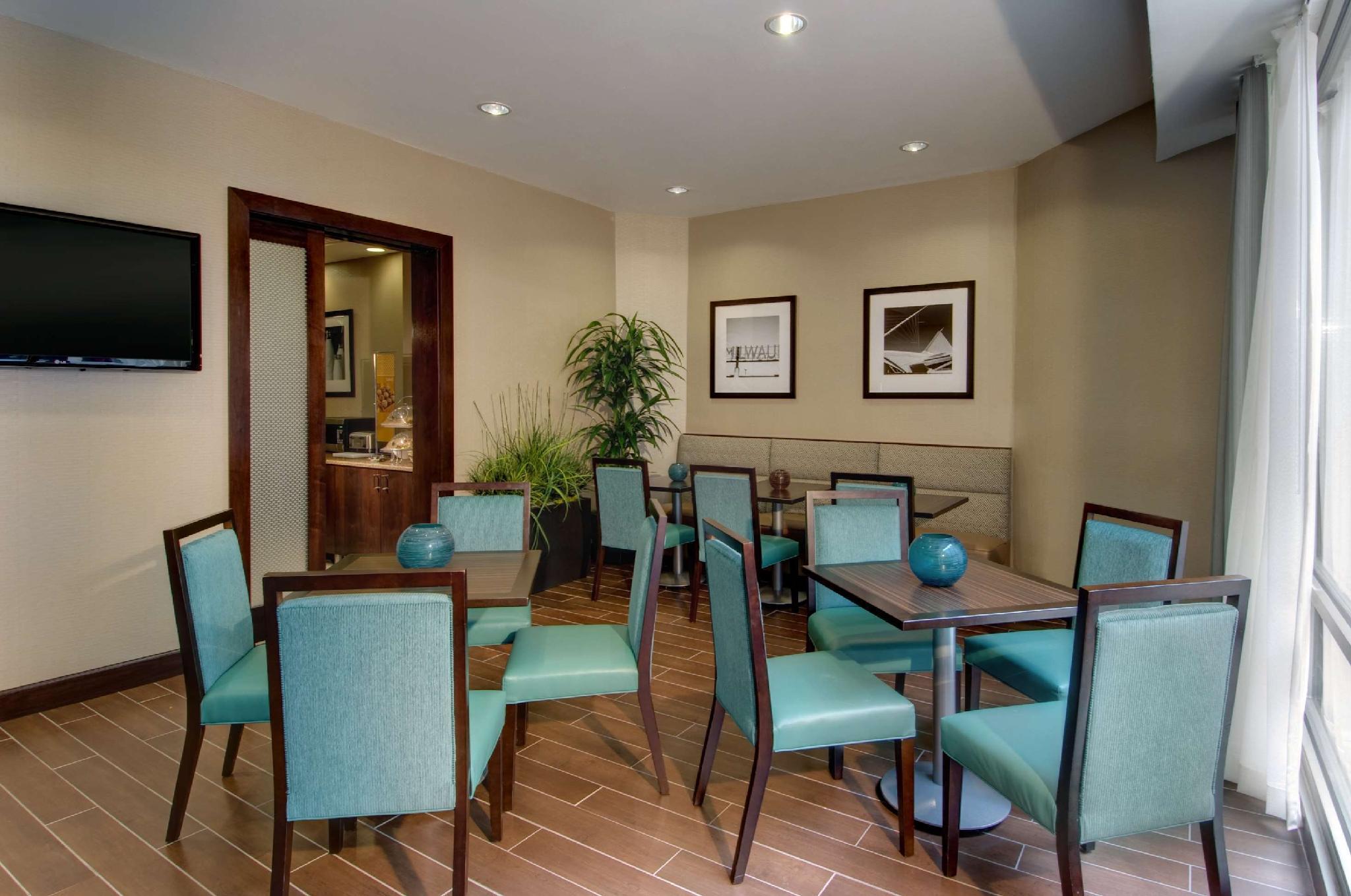 Hampton Inn & Suites Milwaukee Downtown Restaurant photo
