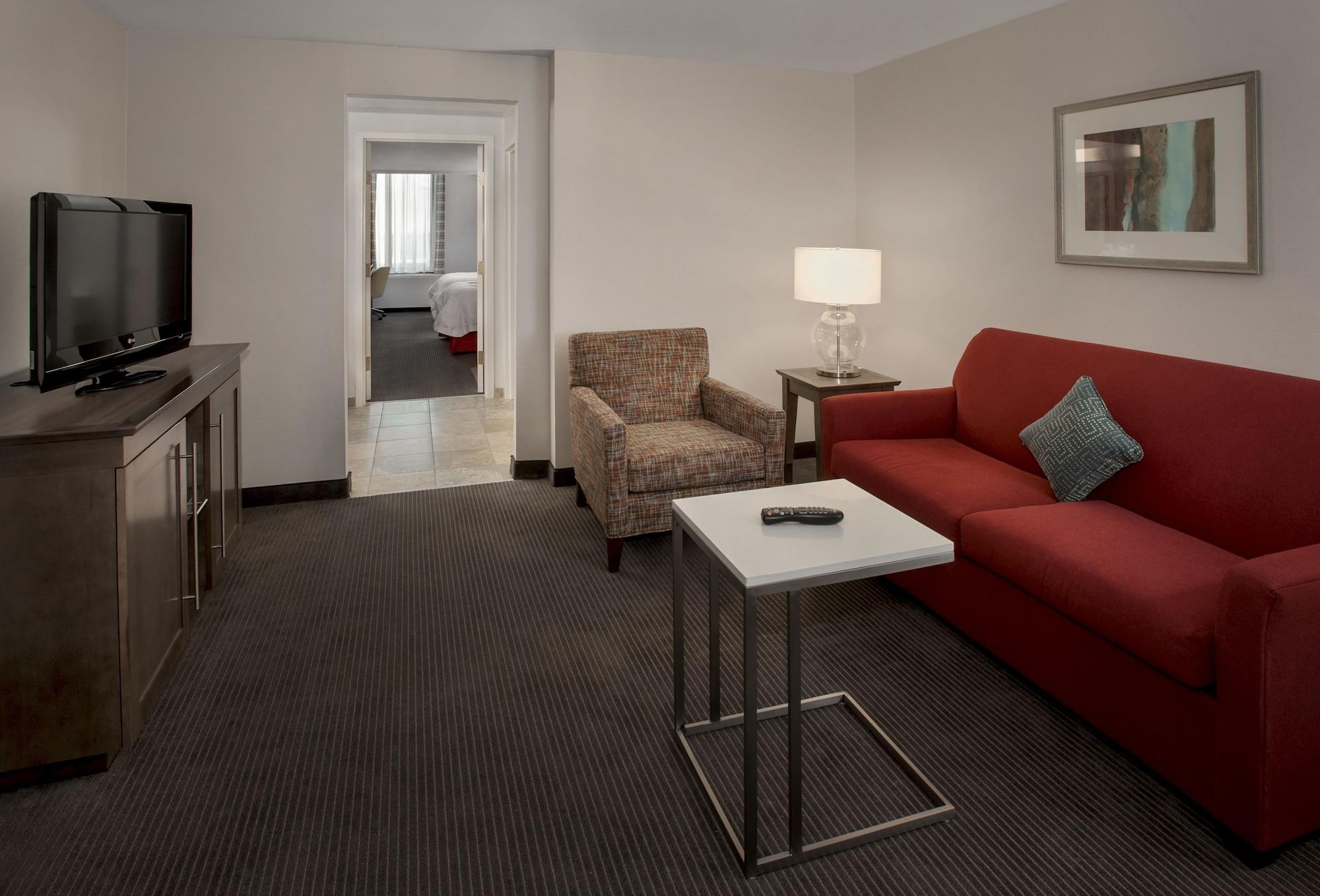 Hampton Inn & Suites Milwaukee Downtown Exterior photo