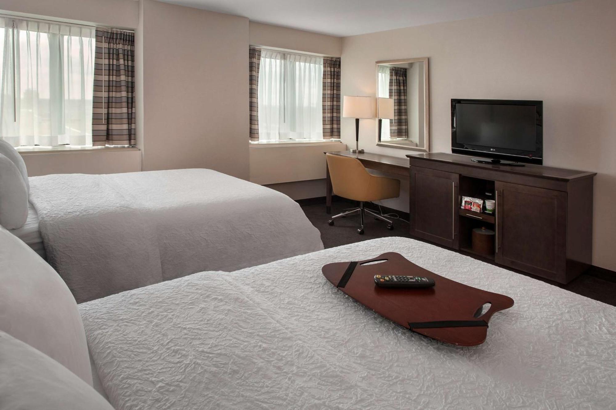 Hampton Inn & Suites Milwaukee Downtown Exterior photo