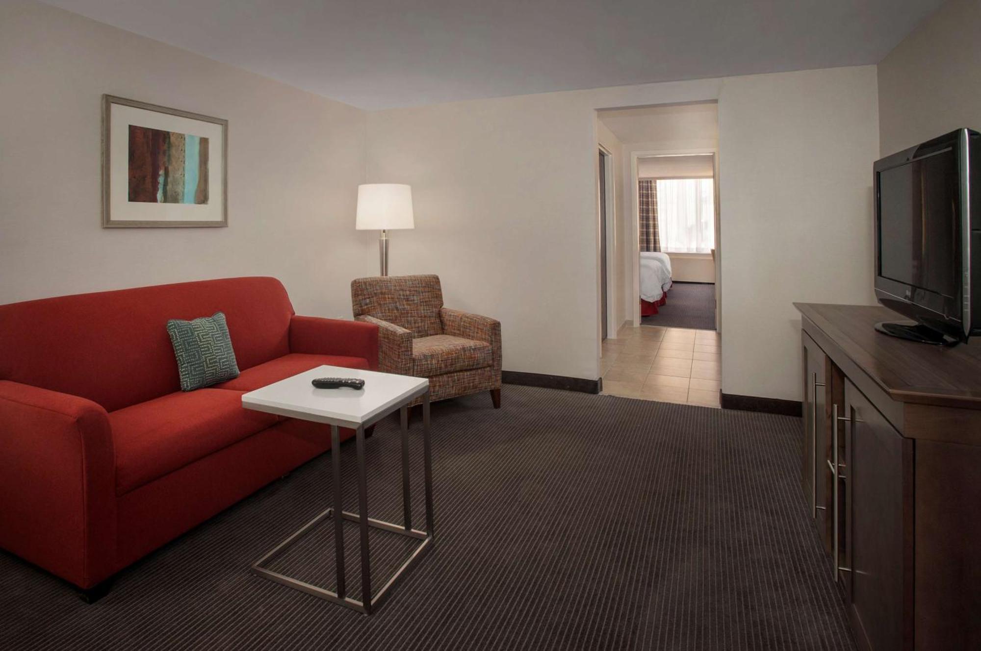 Hampton Inn & Suites Milwaukee Downtown Exterior photo
