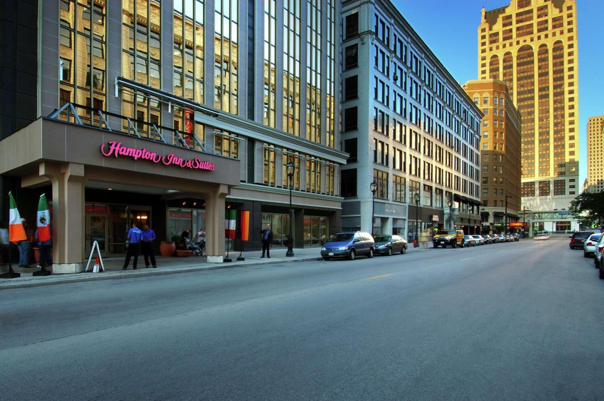 Hampton Inn & Suites Milwaukee Downtown Exterior photo