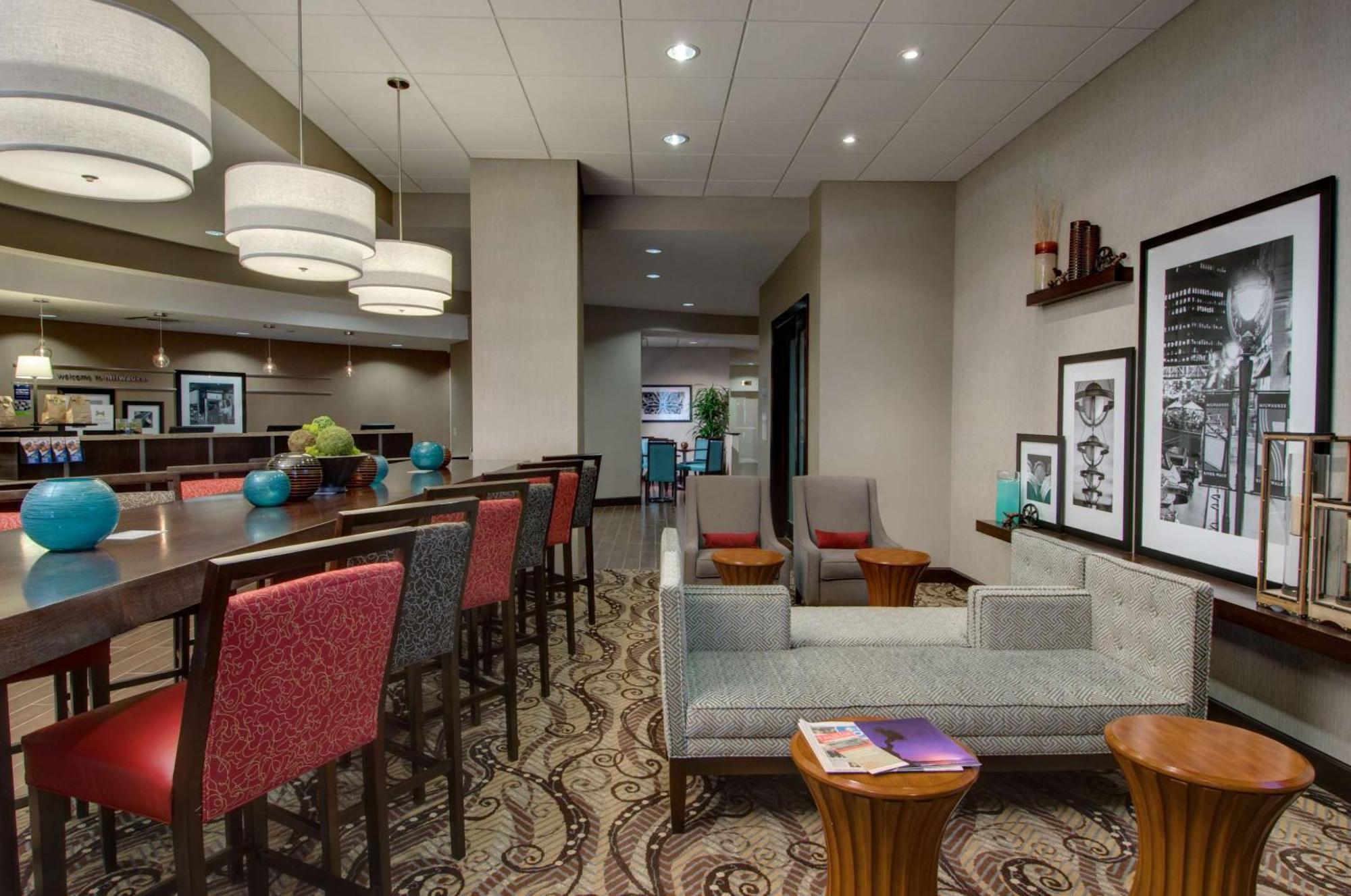 Hampton Inn & Suites Milwaukee Downtown Exterior photo
